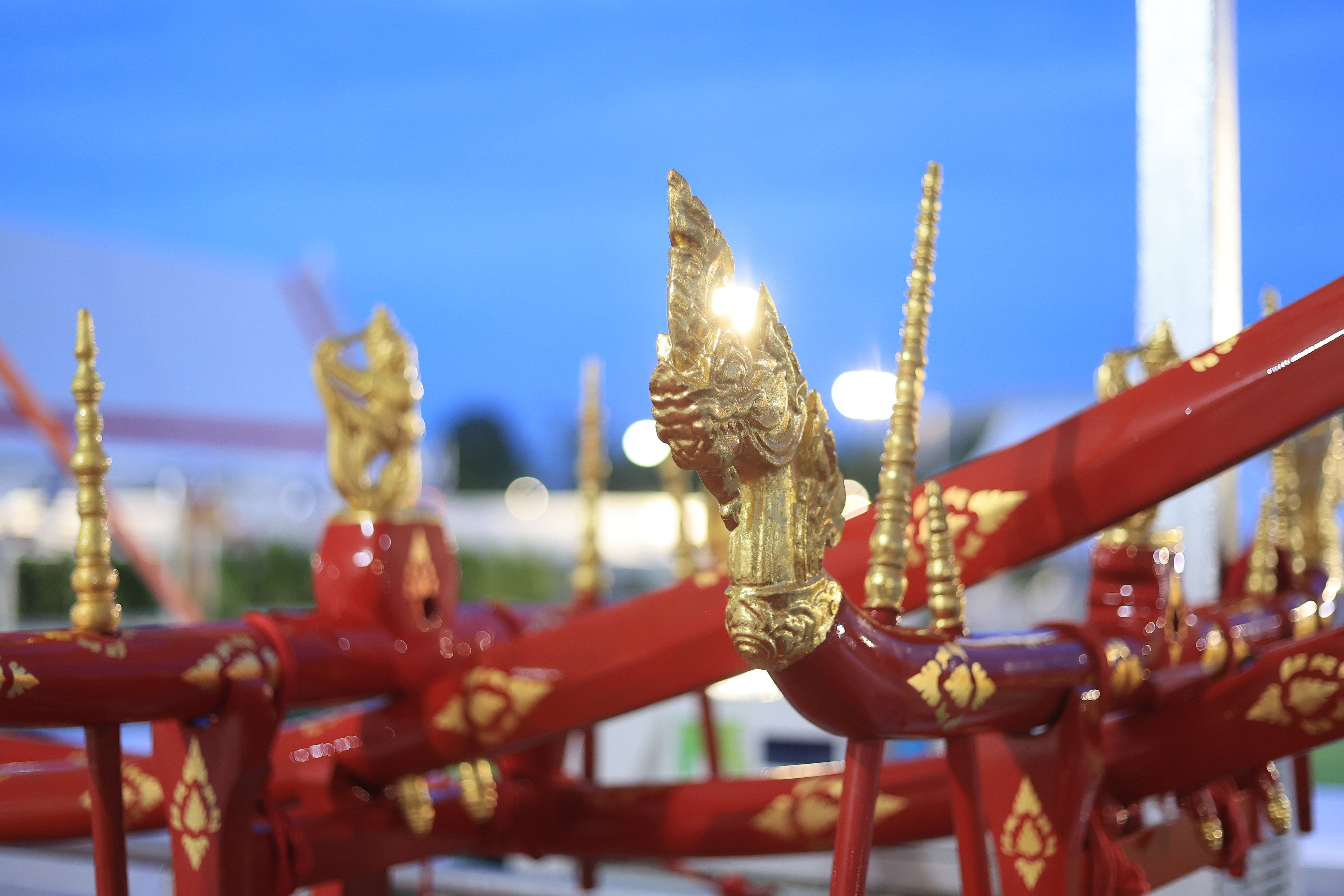 title - ปลัดเกษตรฯ ผู้ทำหน้าที่พระยาแรกนา พร้อมด้วยเทพีคู่หาบทองและเทพีคู่หาบเงิน ทำพิธีล้างมือพระยาแรกนา และเจิมหน้าพระโค